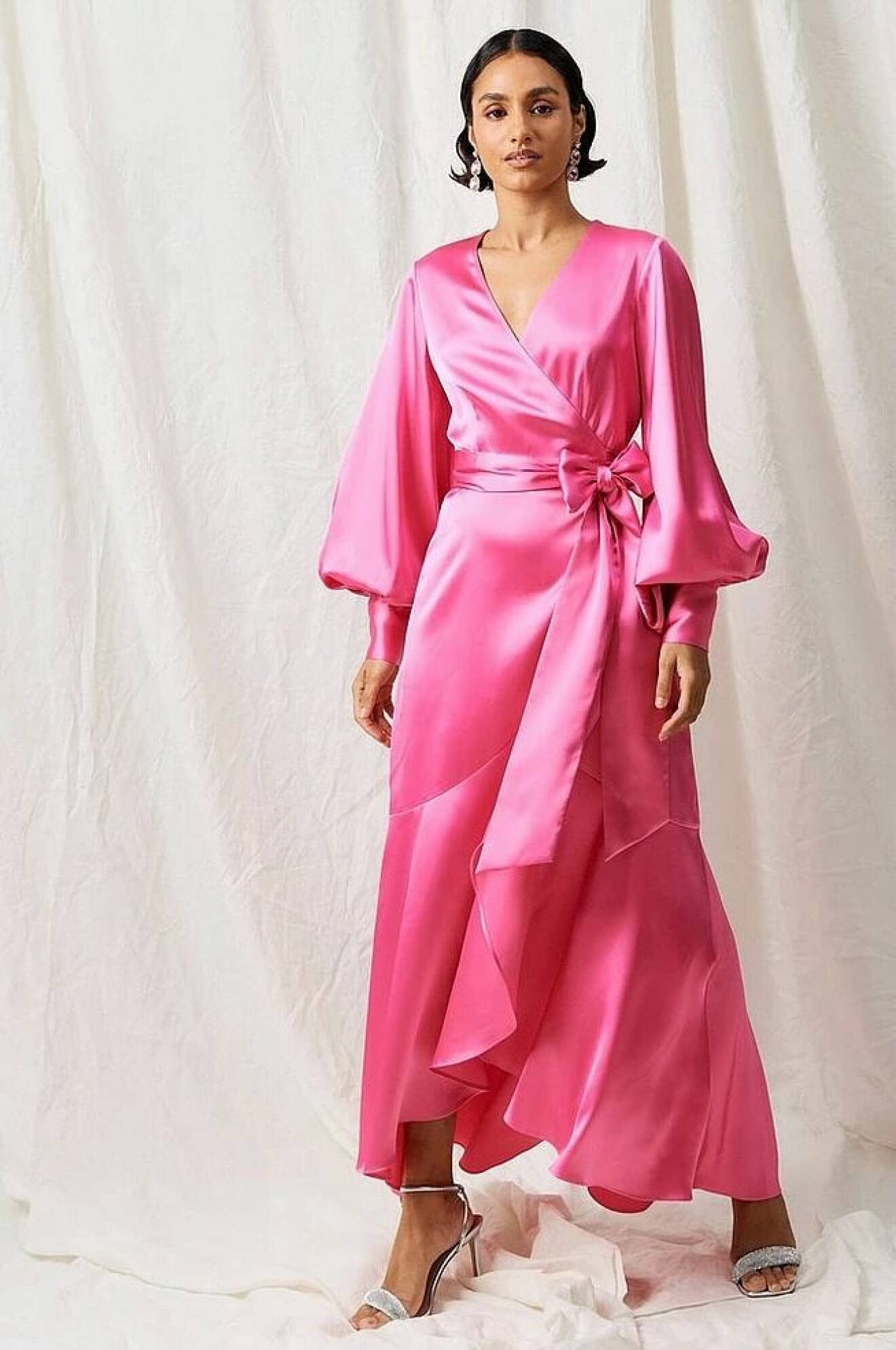 rosa festklänning i omlottmodell