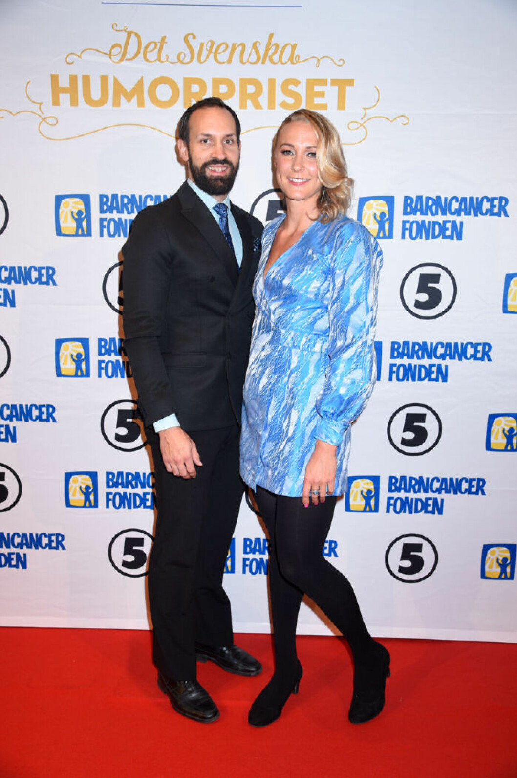 Johan de Jong Skierus och Sarah Sjöström. Johan de Jong Skierus och Sarah Sjöström på röda mattan på Barncancergalan 2019