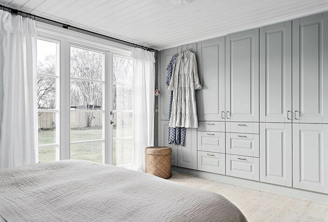 Sovrum med platsbyggda garderober hos Johanna Bradford