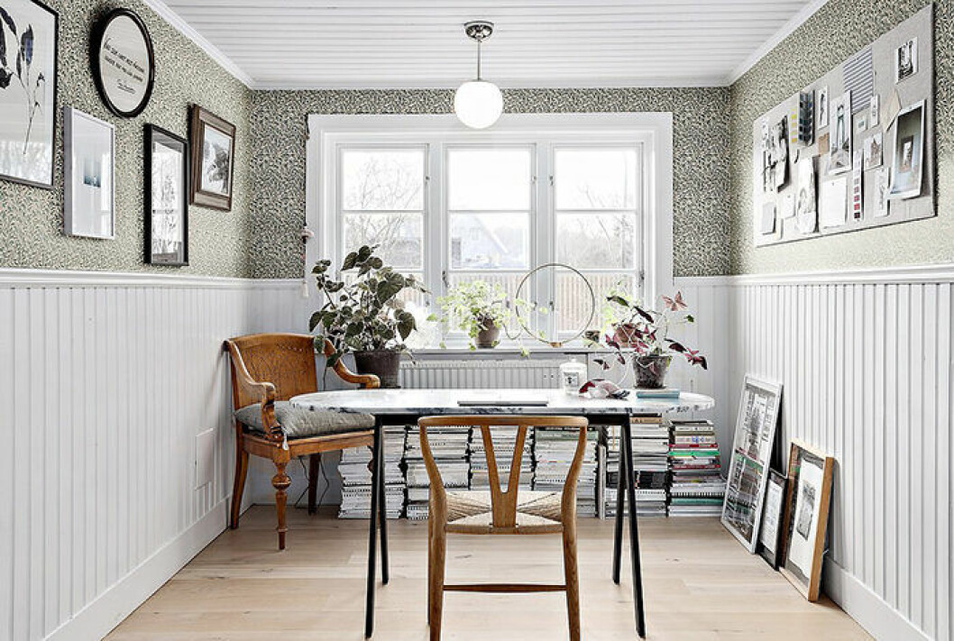 Arbetsrum med William Morris-tapet och bröstpanel hos Johanna Bradford