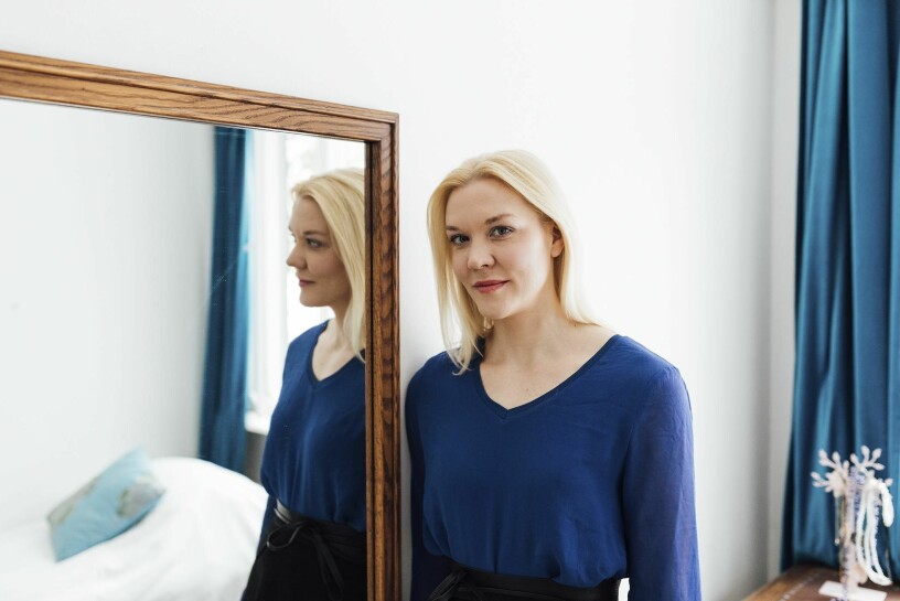 Johanna Holmström är författare till boken Borde hålla käft, biografin om Märta Tikkanen.