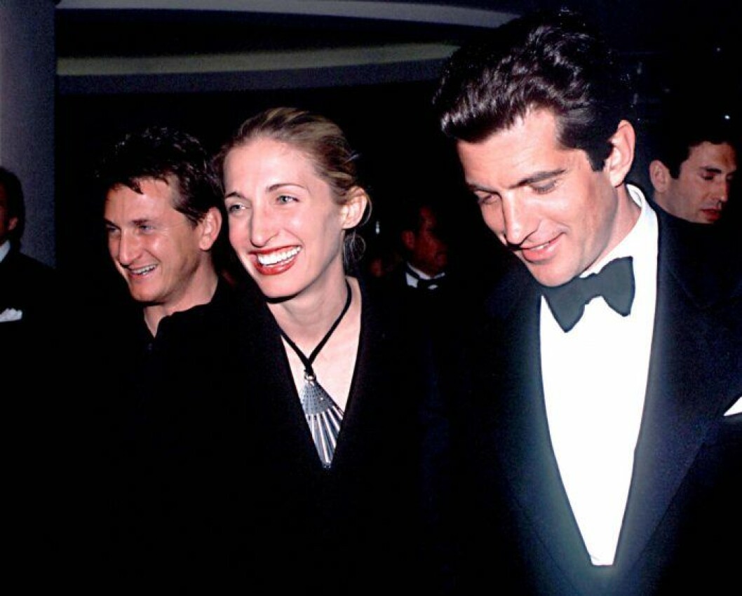 John och Carolyn på fest. Notera Sean Penn i bakgrunden. John Kennedy