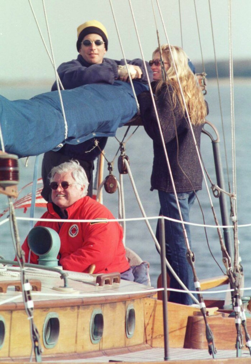 1995. John Jr. och Carolyn på segeltur med Ted Kennedy. John Jr. och Carolyn på segeltur