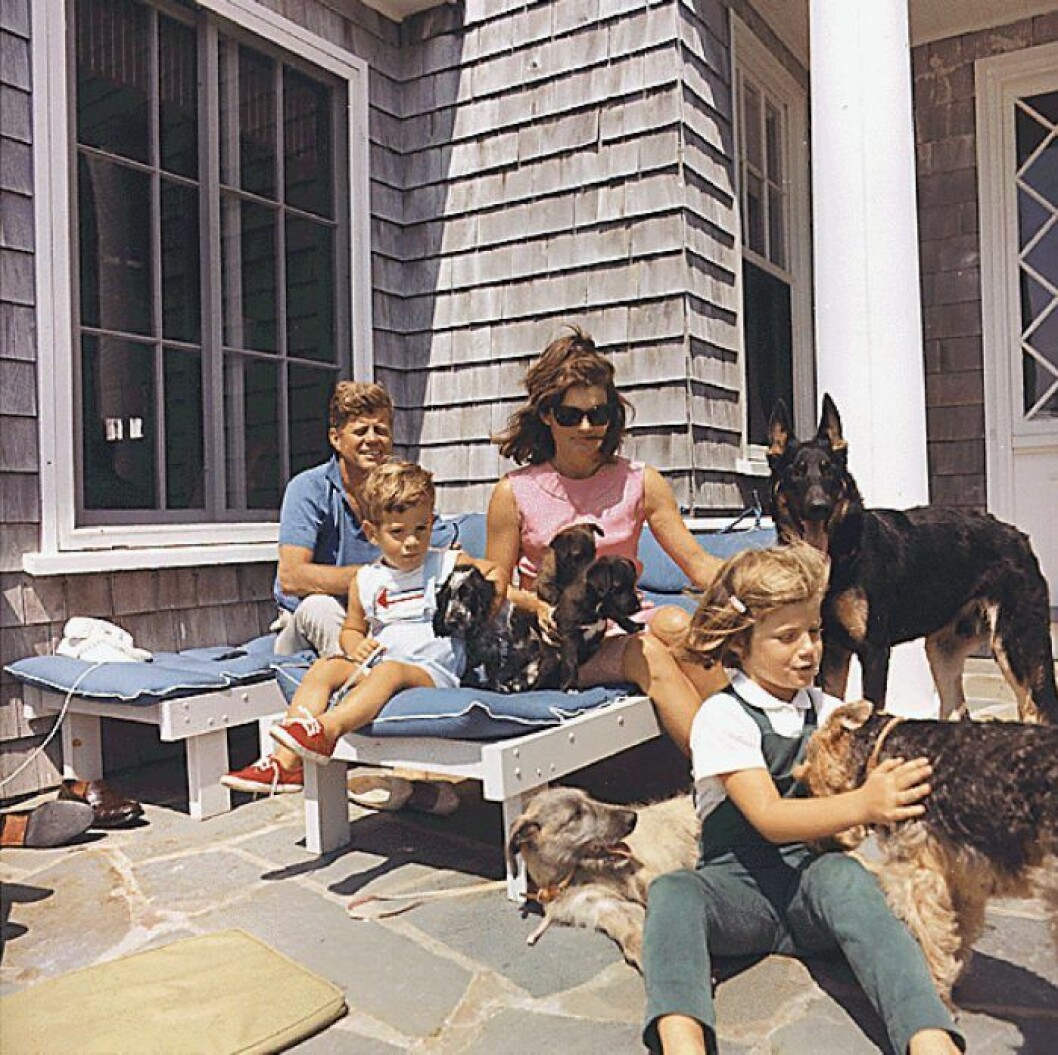 Augusti 1963. Semester vid Hyannisport. John F. Kennedy, Jackie Kennedy och barnen John Jr. och Caroline. Augusti 1963. Semester vid Hyannisport. John F. Kennedy, Jackie Kennedy och barnen John Jr. och Caroline.