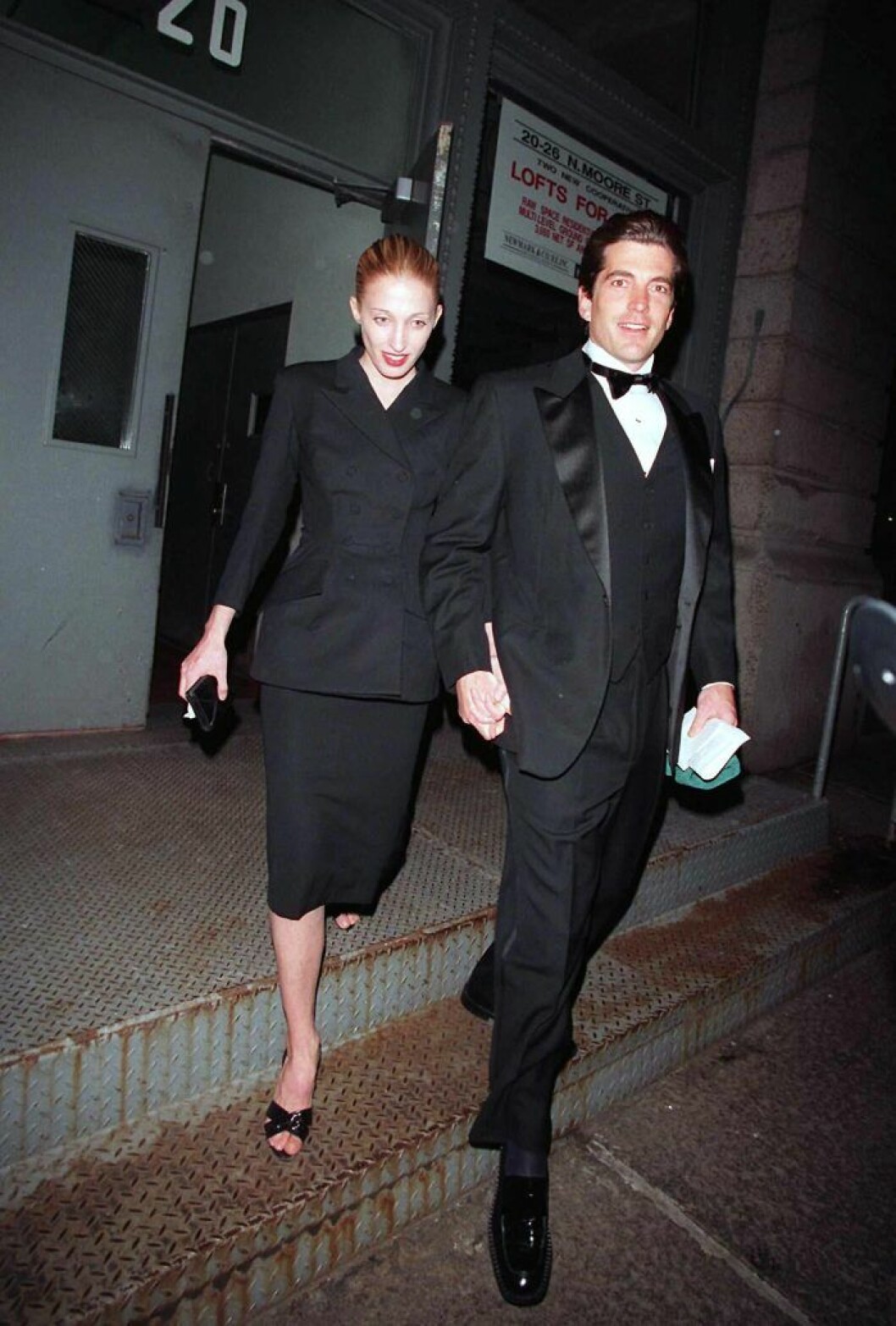 John och Carolyn lämnar sin bostad på väg mot en gala, 1997. John och Carolyn Kennedy 1997