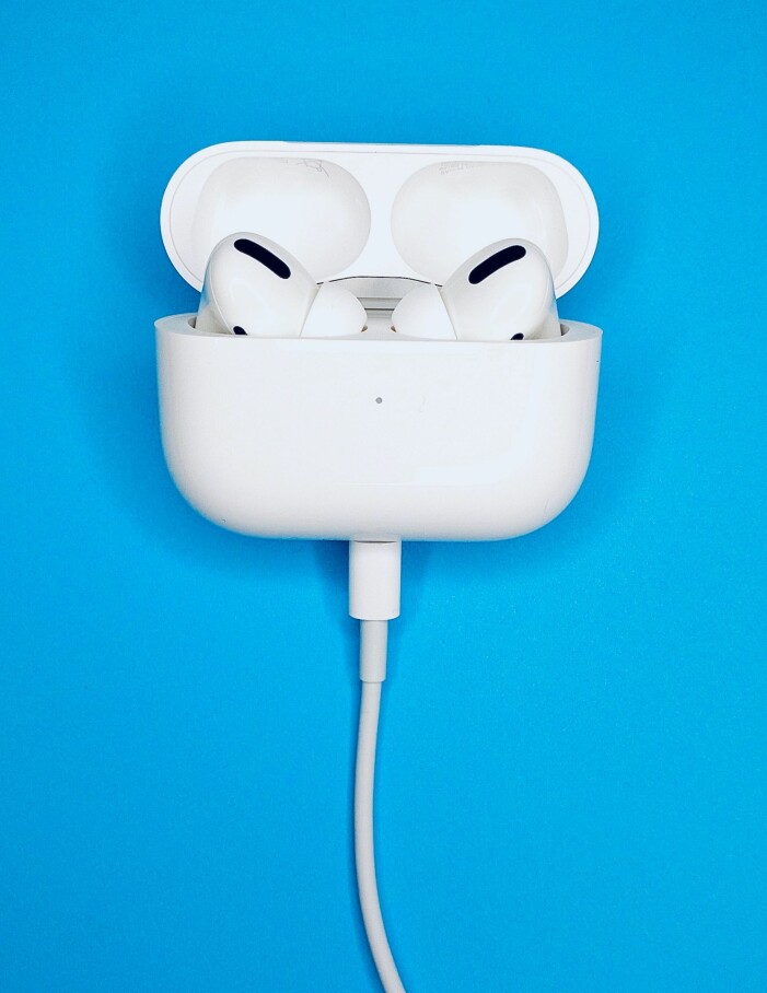 Testa alltid att ladda båda dina AirPods samtidigt under en längre stund innan du gör några ändringar i dem. AirPods som laddas