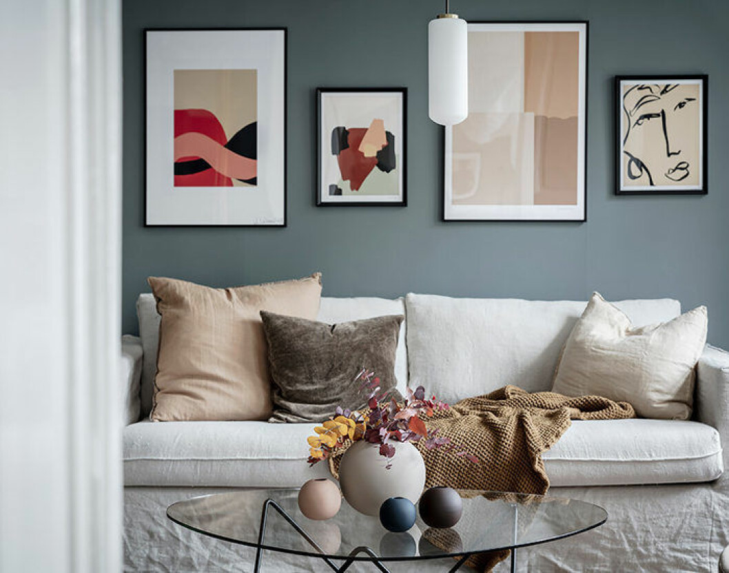 Foto: <a href="https://www.instagram.com/fotografanders/?hl=sv" target="_blank" rel="noopener">Anders Bergstedt</a> Styling: <a href="https://www.instagram.com/nouvel.interior/?hl=sv" target="_blank" rel="noopener">Ellis Roshandel/Nouvel Interior</a> för <a href="https://www.instagram.com/entrancemakleri/?hl=sv" target="_blank" rel="noopener">Entrance mäkleri</a>/mäklare: Erika Bergholm jordnära färger i posters, kuddar och vaser