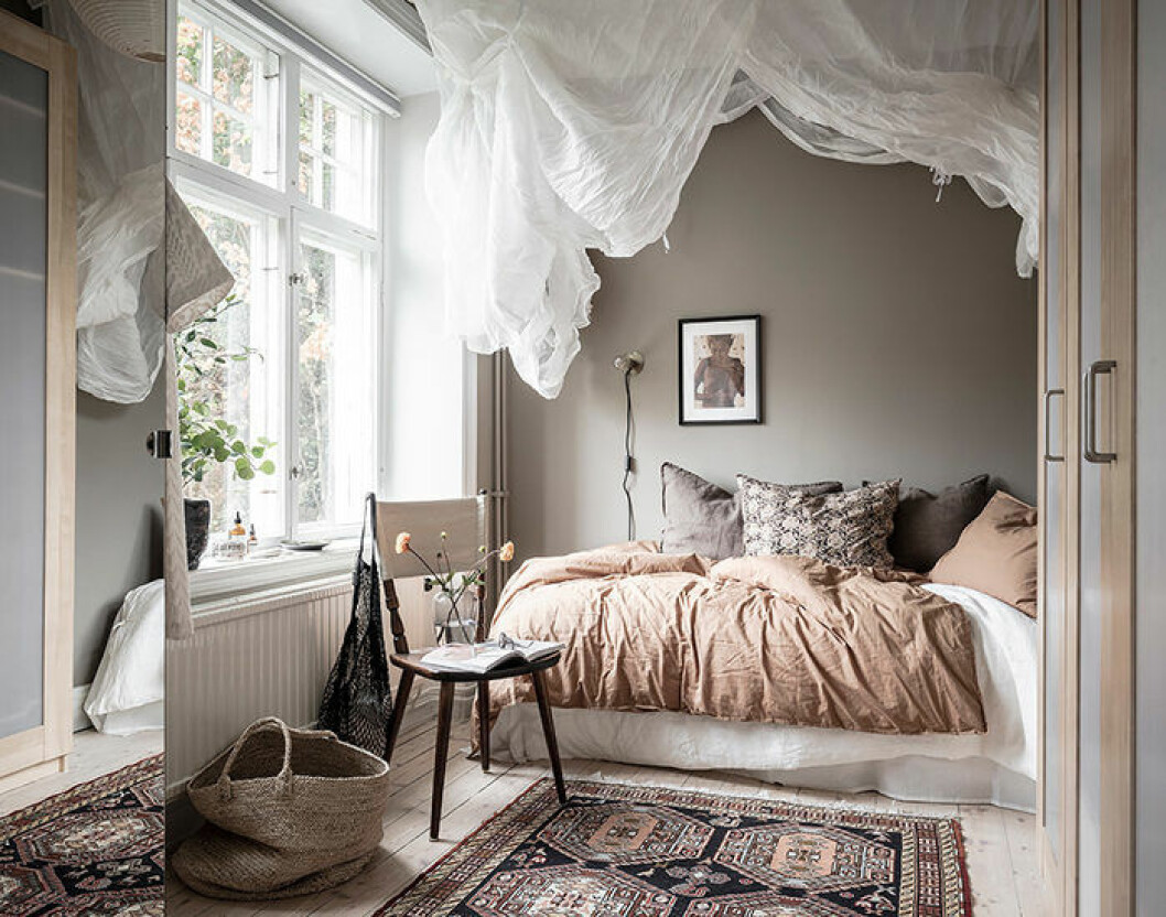 Foto:<a href="https://www.instagram.com/fotografanders/?hl=sv" target="_blank" rel="noopener"> Anders Bergstedt </a>Styling: <a href="https://www.instagram.com/nouvel.interior/?hl=sv" target="_blank" rel="noopener">Ellis Roshandel/Nouvel Interior</a> för <a href="https://www.instagram.com/entrancemakleri/?hl=sv" target="_blank" rel="noopener">Entrance mäkleri</a>/mäklare: Erika Bergholm Inred ett harmoniskt sovrum med naturnära färger