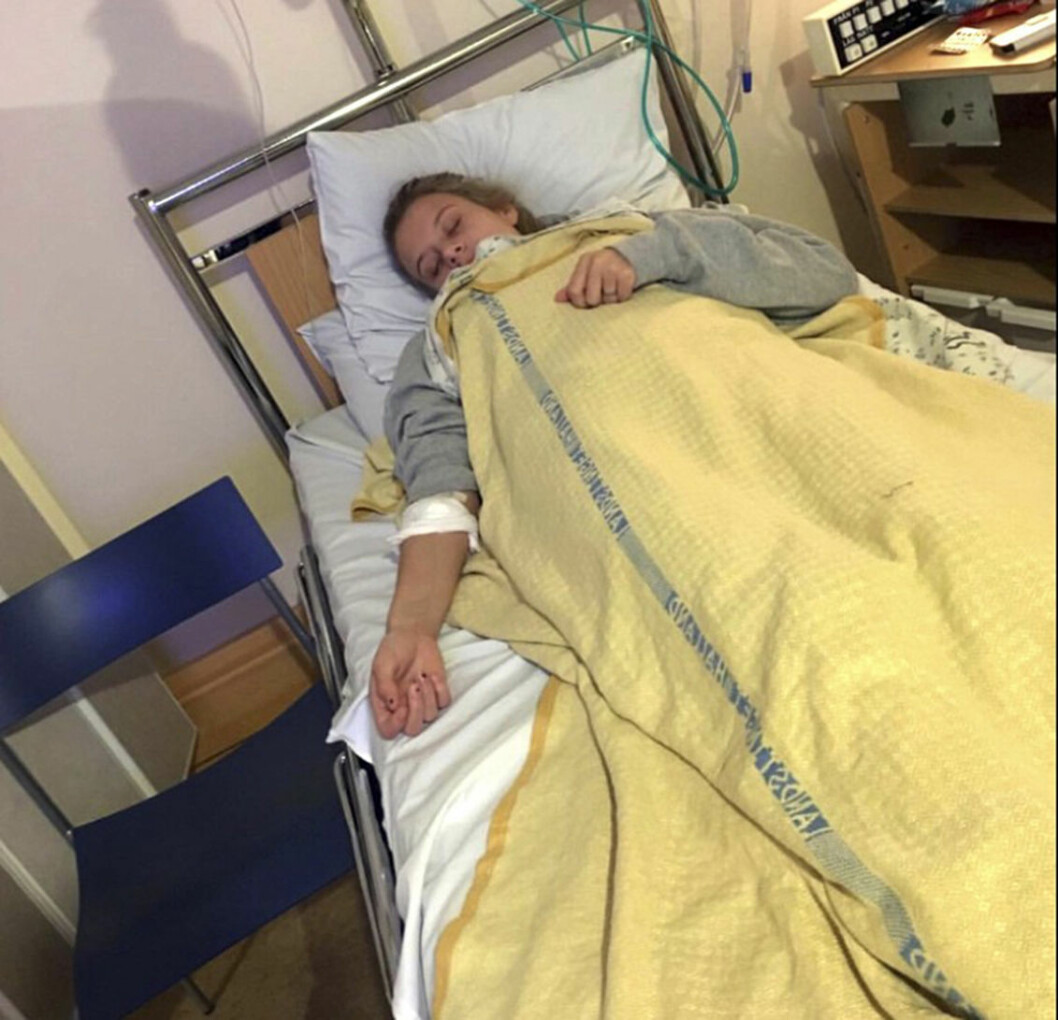 Josefine har tillbringat mycket tid i sjukhussängen. Foto: Privat Josefine ligger i sjukhussängen
