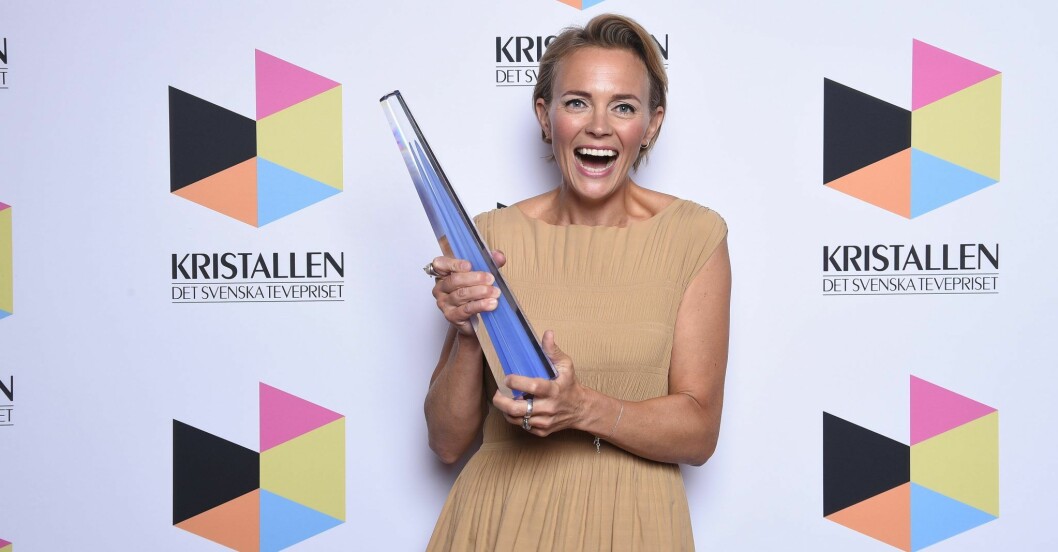 En dunderglad Josephine Bornebusch mottog tv-priset Kristallen för serien <em>Älska mig</em> i kategorin Årets tv-drama 2020.