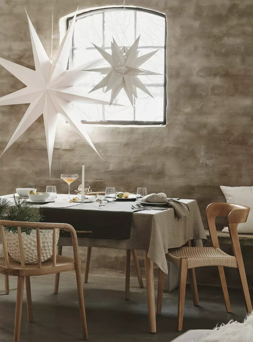 En stor vit adventsstjärna ger en minimalistisk julkänsla till hemmet. Foto: Jotex