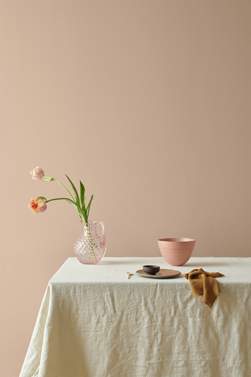 Vägg målad i den vackra, varma färgen<em> Jotun Lady Blushing Peach 445</em>. Foto: Lasse Fløde Styling: Kråkvik & D’ Orazio för Jotun Jotun Lady Blushing Peach 445