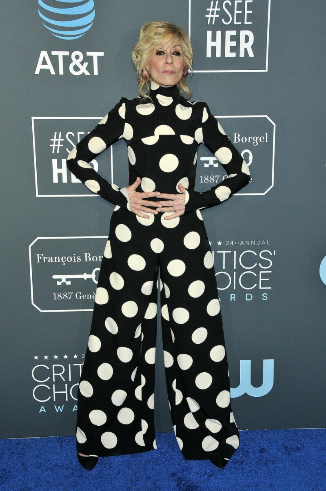 Judith Light klädd i prickig byxdress. Judith Light på röda mattan på Critics Choice Awards 2019