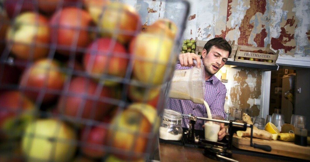 Andreas Wilson blandar smoothies på sitt Juiceverket. Andreas Wilson på Juiceverket