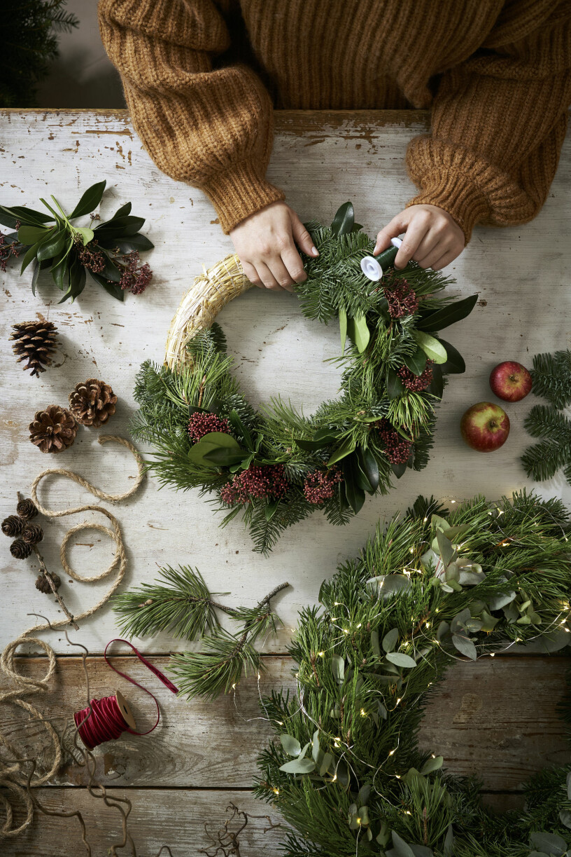 I år vill många pynta husentrén, bland annat med DIY-kransar. Foto: Plantagen DIY-julkransar är populära i år