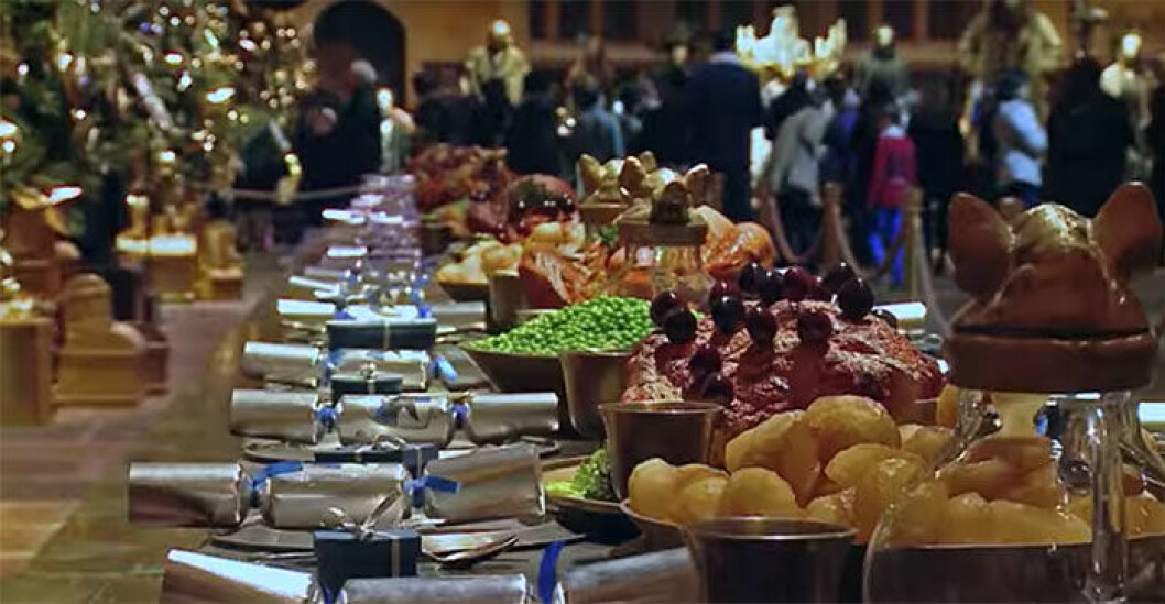 Brittiskt julbord på Hogwarts. Foto: Warner Bros.