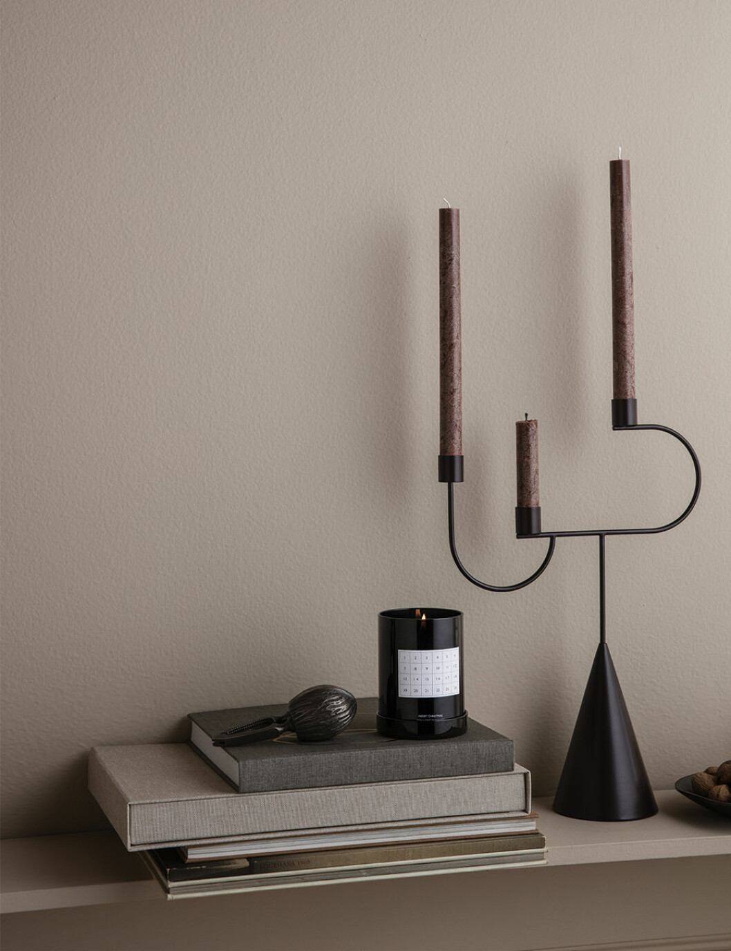 Levande ljus ger julkänsla direkt! Glöm dock inte att hålla dem under uppsikt och att släcka dem när du lämnar rummet. Foto: Ferm Living Ljusstake från Ferm Living med röda stearinljus