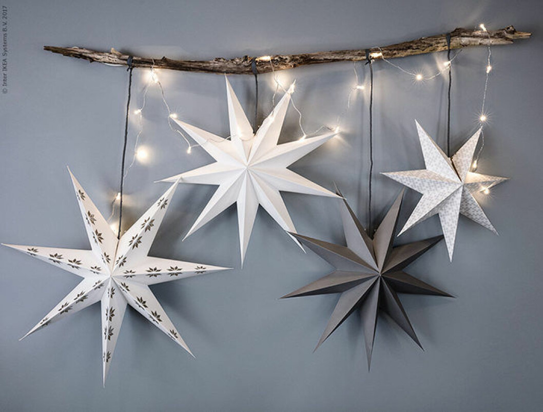 Adventsstjärnor och ljusslingor är lika fina till nyår som till jul. Foto: Ikea Livet Hemma julstjärnor är fina även till nyårsfesten - här hos Ikea