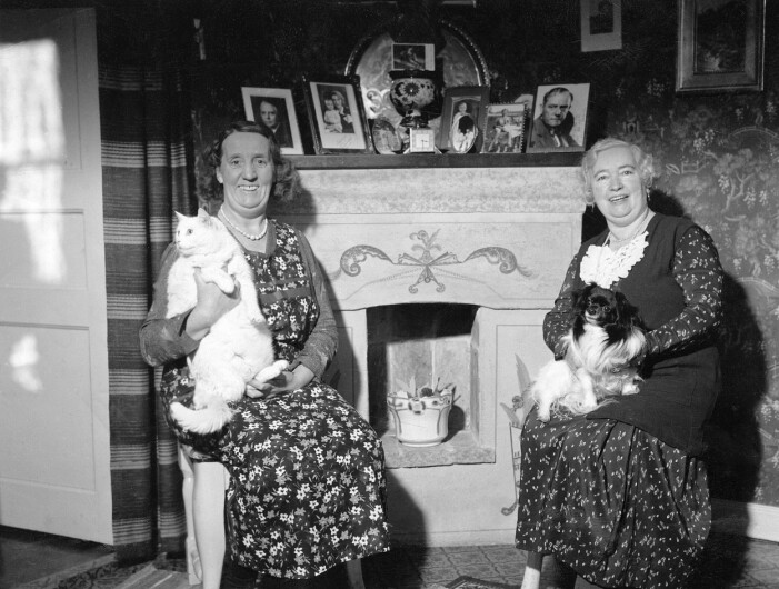 Skådespelerskan Julia Caesar och operettsångerskan Frida Falk i deras hem 1936. Julia Cæsar