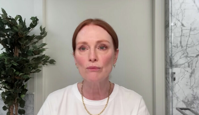 Julianne Moore sminkar dit snygga ögonbryn. Skådespelaren Julianne Moore.