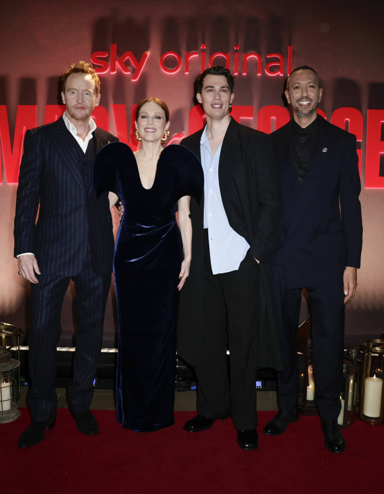 Skådespelarna Tony Curran, Julianne Moore och Nicholas Galitzine samt regissören Oliver Hermanus på premiären för serien i London.
