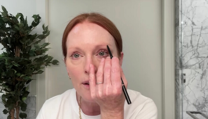 Julianne Moore sminkar ögonbrynen hos Vogue.