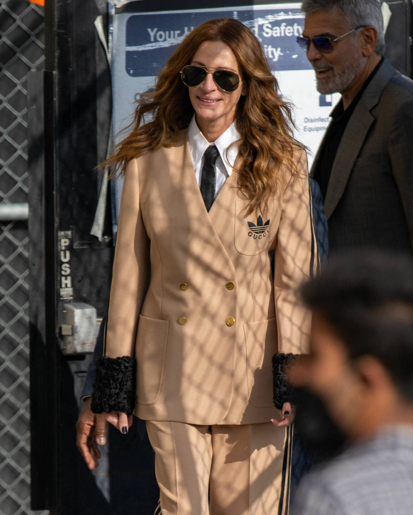 Julia Roberts iklädd beige kostym från Guccis samarbete med Adidas.