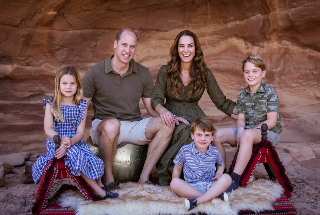 Brittiska kungafamiljens julkort 2021 fotograferades i Jordanien. brittiska kungafamiljens julkort 2021