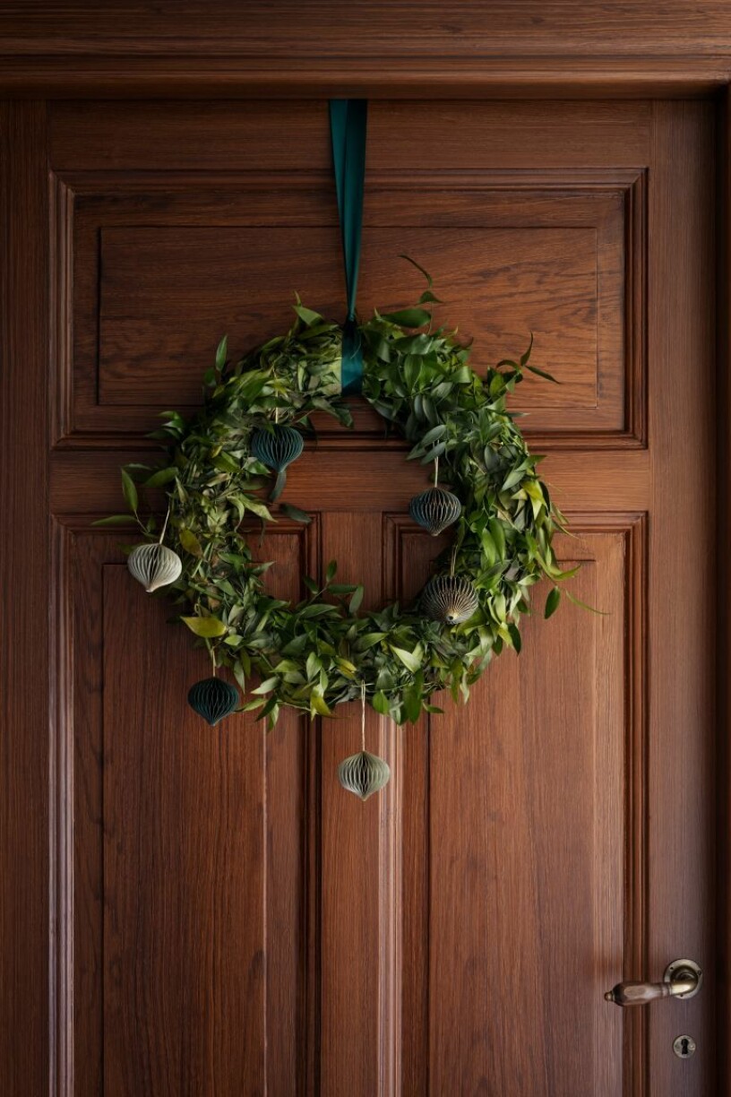Festlig julkrans med dekorationer i papper. Foto: H&M Home