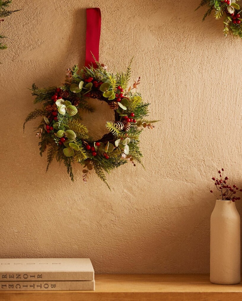 Dekorera kransen själv eller köp en färdig, den här kommer från Zara Home. Foto: Zara Home