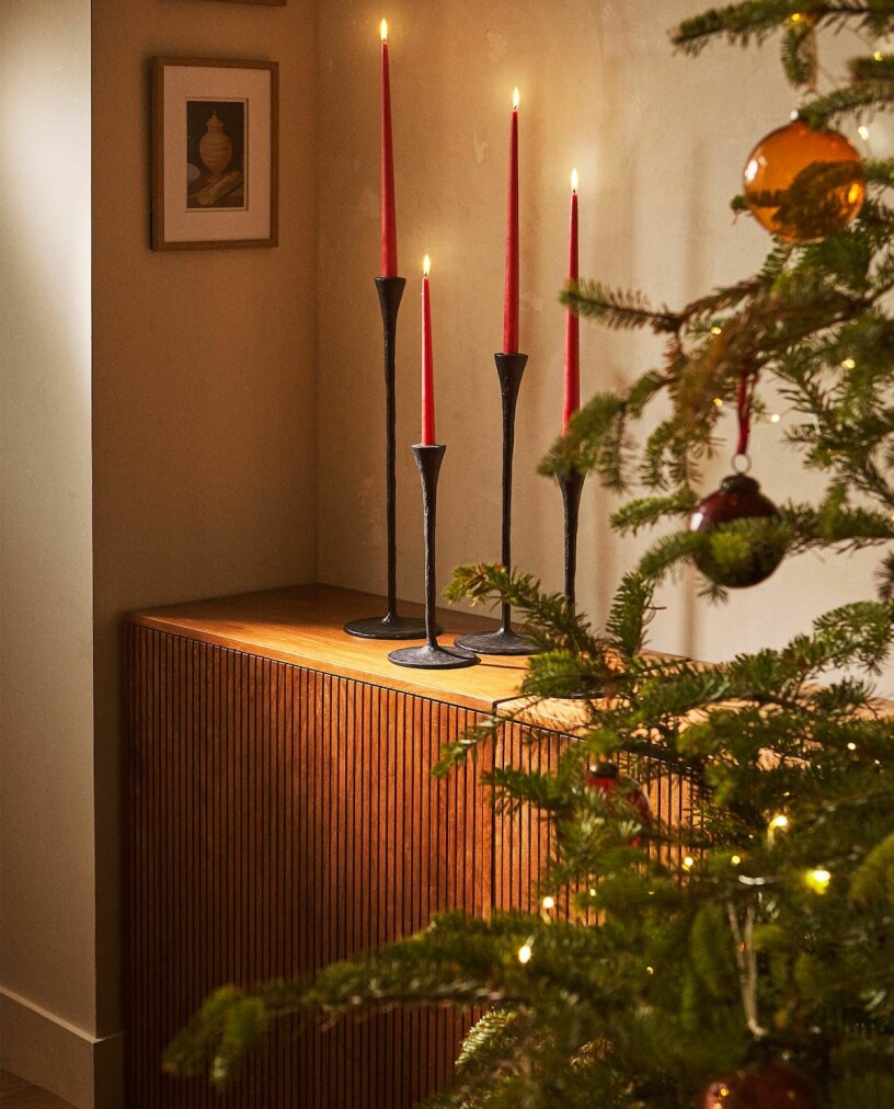 Julstämning med röda kronljus. Foto: Zara Home