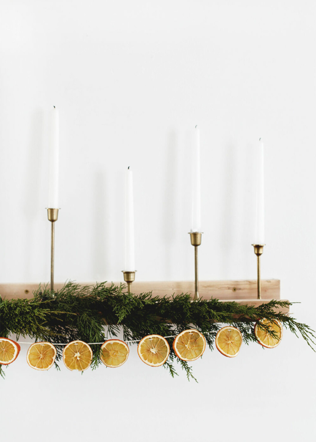 Gör din egen girlang med torkad apelsin. Du hittar instruktionerna till girlangen på bilden <a href="https://themerrythought.com/diy/diy-dried-orange-garland/" target="_blank" rel="noopener">här</a>. Foto: The Merry Thought Enkelt DIY julpynt med apelsinskivor