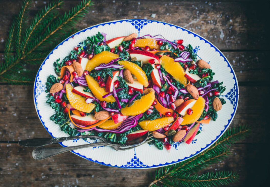 Foto: Evelina Göransson Sallad med svartkål, apelsin, rödkål och granatäpple.