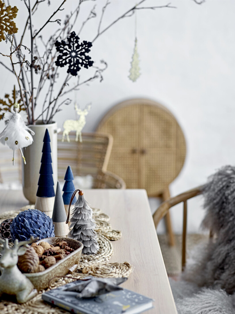 Det blå gifter sig fint med den jordnära basen. Foto: Bloomingville blå juldekorationer