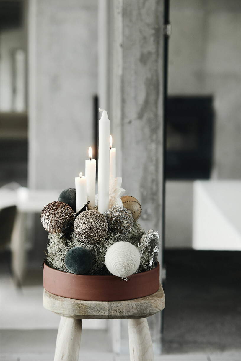 Stilleben med julkänsla. Foto: House Doctor Julstilleben med ljus