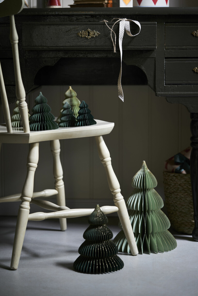 Granen är den populäraste figuren i hemmet, både stilrent i pappersform eller som äkta vara. Foto: Sostrene Grene granar i papper hos sostrene grene
