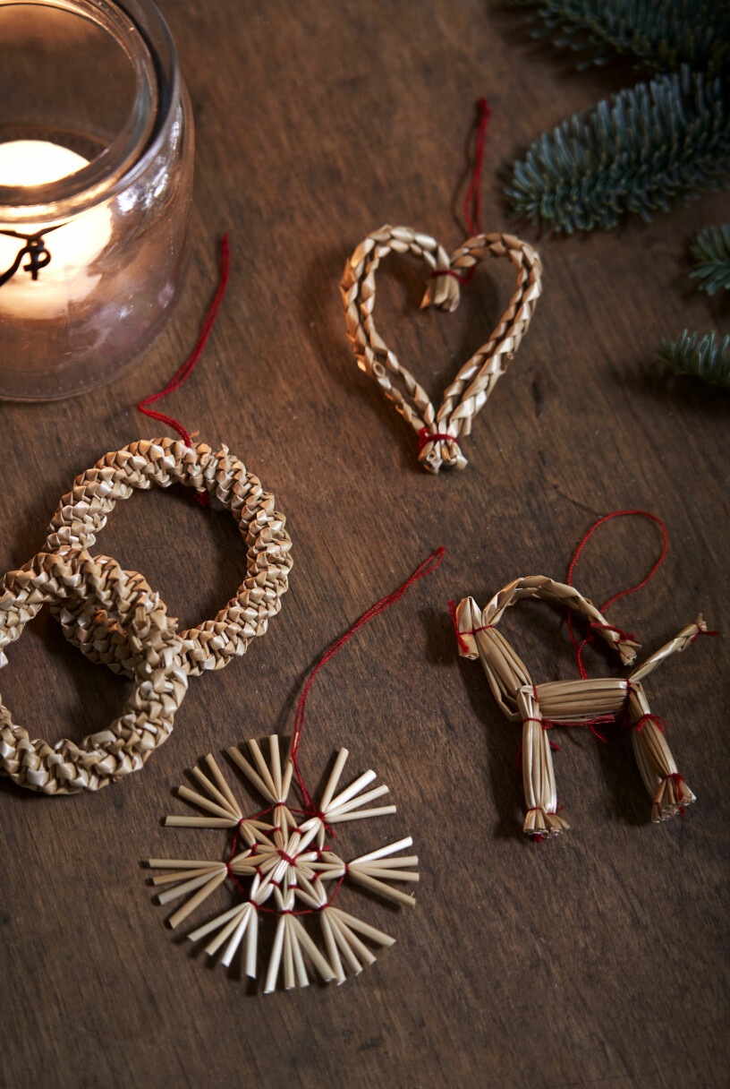 Traditionella juldekorationer i halm med röda detaljer är mycket populära igen. Foto: Sostrene Grene juldekorationer i halm