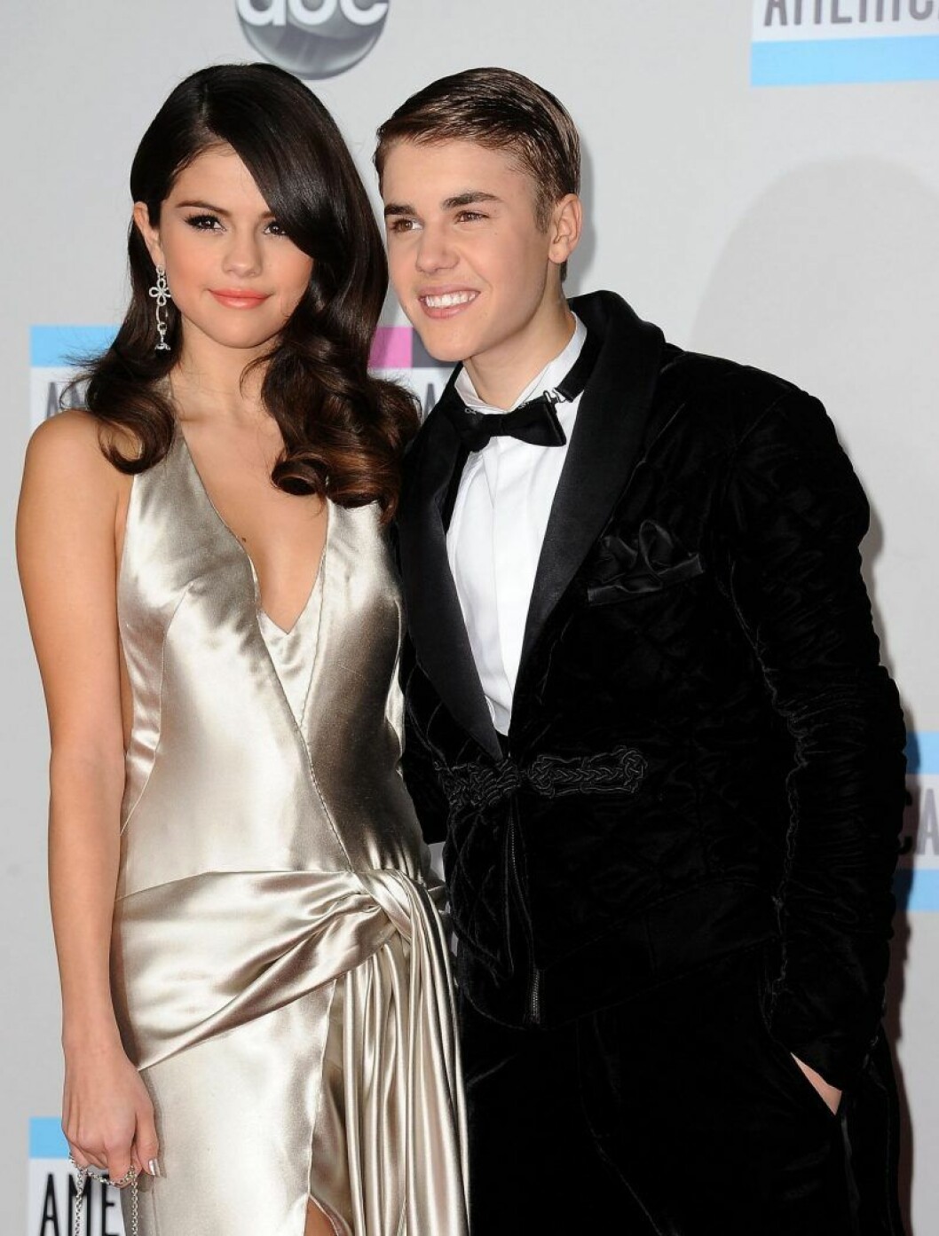 Justin Bieber och Selena Gomez var ett av Hollywoods gulligaste par. Justin Bieber i svart kostym och Selena Gomez i guldig klänning