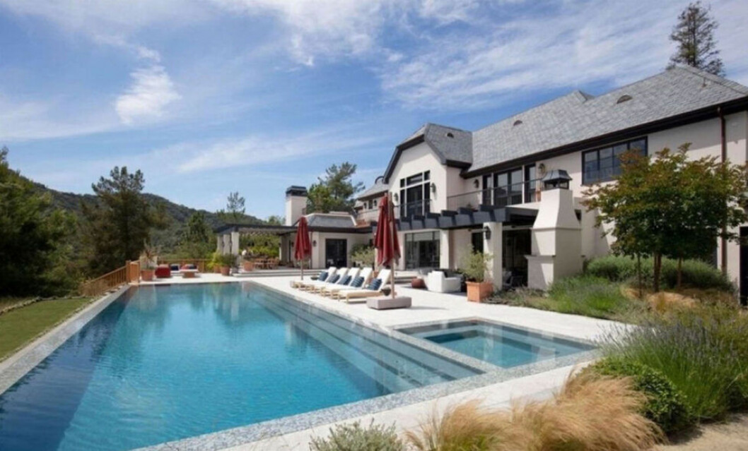 Stor pool, perfekt för svalkande dopp. Justin och Hailey Biebers hus utifrån