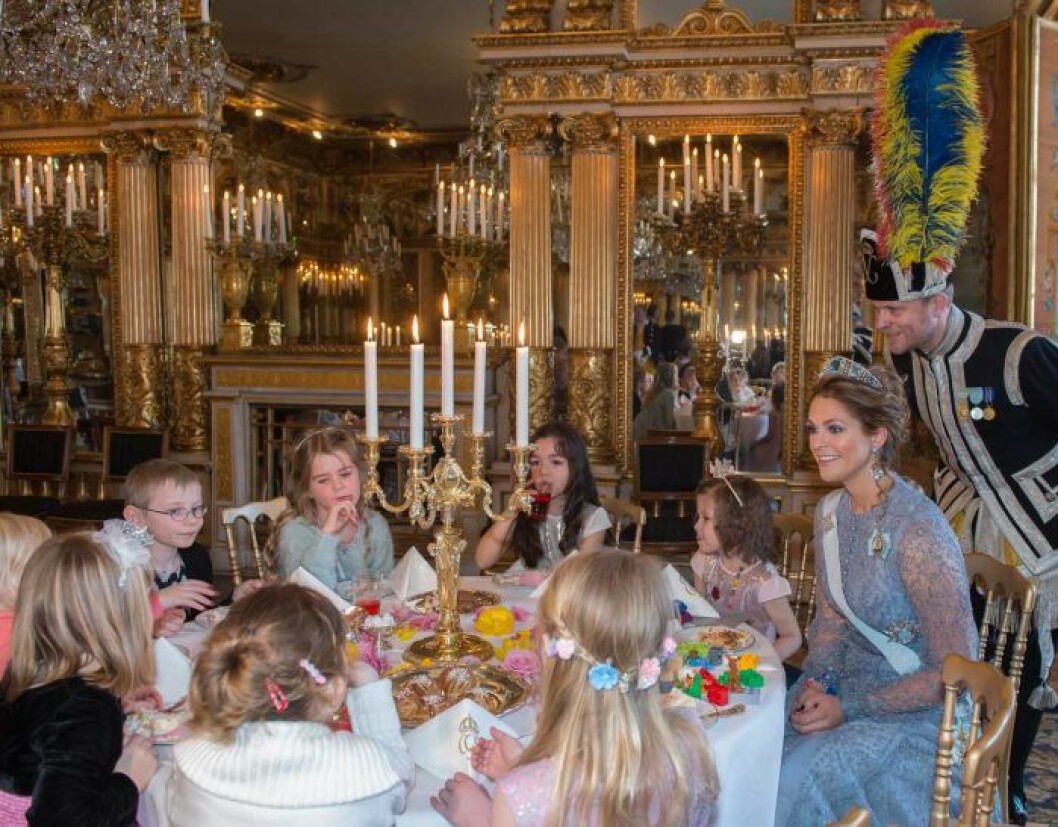 2016 bjöd prinsessan Madeleine på kungligt sagokalas i Spegelsalen på Kungliga slottet, och efter saften och bullarna blev det fiskdamm och trolleri med Tobbe Trollkarl. Ett minne för livet för de tolv barnen som var med. Prinsessan Madeleines sagokalas på Kungliga slottet för Stiftelsen Min Stora Dag: de 12 barnen fick ett minne för livet.