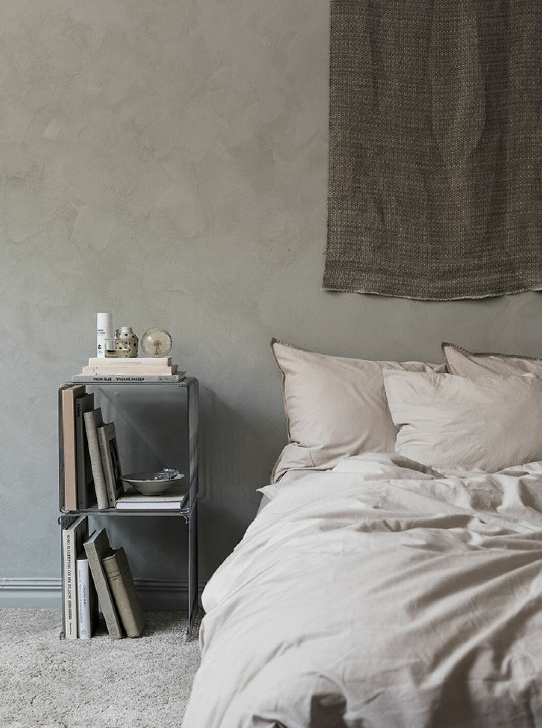 Kalkfärg ger känslan av svampmålade väggar i modern tappning. | Foto: <a href="https://midnatthome.com/product/grey-50x90cm-pillow-case/?lang=en#prettyPhoto" target="_blank" rel="noopener">Midnatt home</a> Kalkfärg är trendigt 2019 – här i ett sovrum