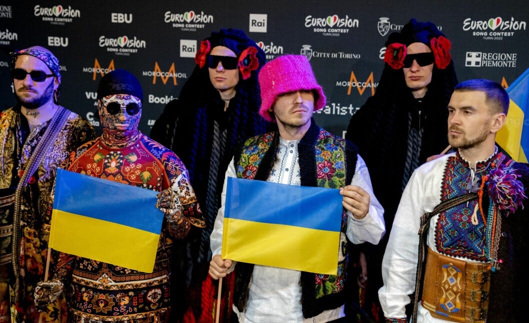Kalush Orchestra från Ukraina tävlar med låten <span class=" italic" data-lab-italic_desktop="italic">Stefania</span>. Ukraina har lägst odds och förväntas vinna Eurovision 2022. Kalush Orchestra med låten Stefania