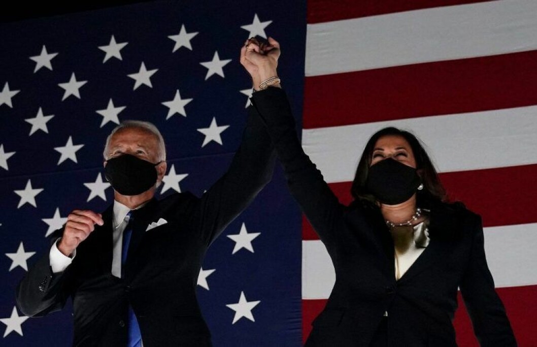 Joe Biden utser här Kamala Harris till vicepresidentkandidat. Joe Biden och Kamala Harris har ansiktsmask och sträcker upp händerna i luften