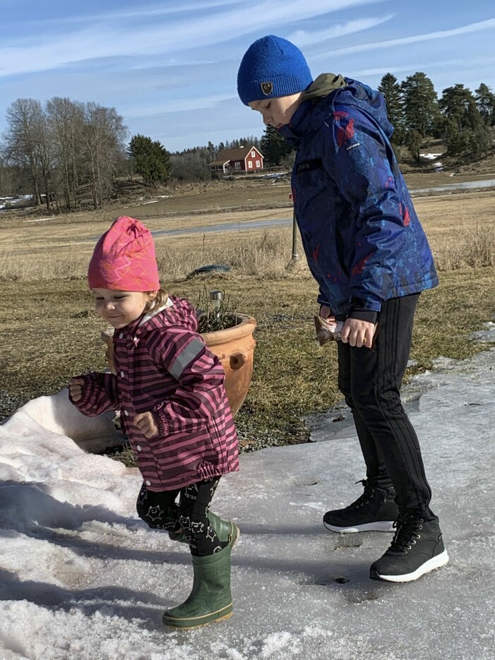 Kamila och Illya är, trots allt de varit med om, på barns sätt nyfikna på det nya. Kamila och Illya.