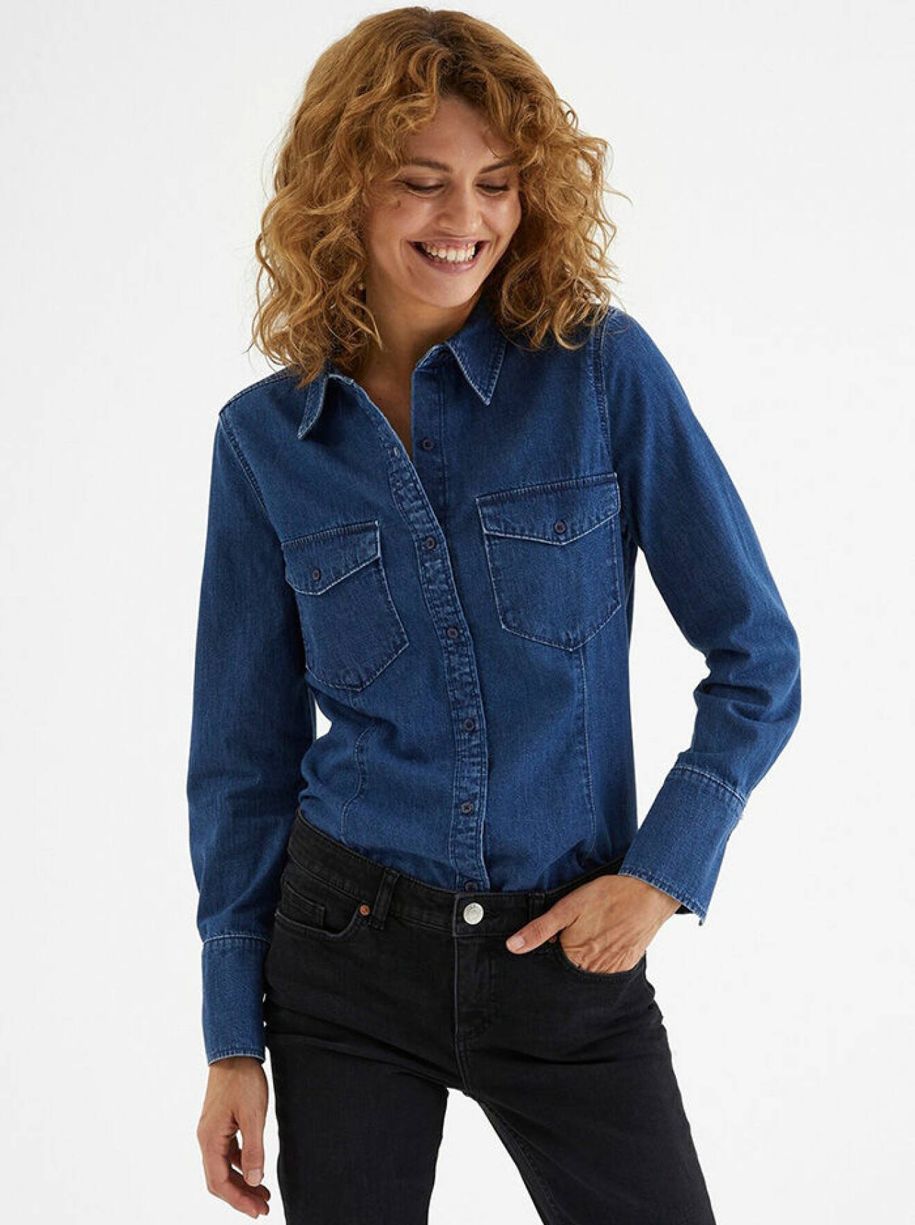 Jeansskjorta med bröstfickor med lock och perfekt passform från Kappahl