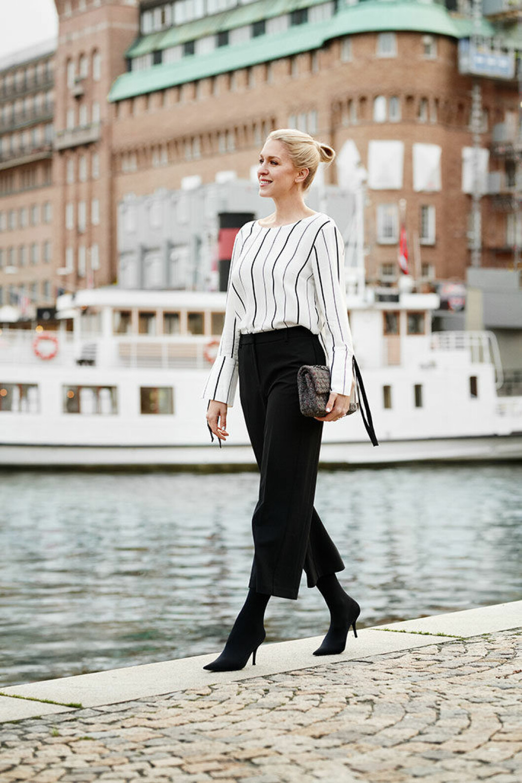 Vit <a href="https://goo.gl/nm8fdM">blus</a> med svarta ränder och snördetaljer vid ärmslutet, 299 kr. Svarta <a href="https://goo.gl/oNgcw7">vida byxan</a>, 399 kr.