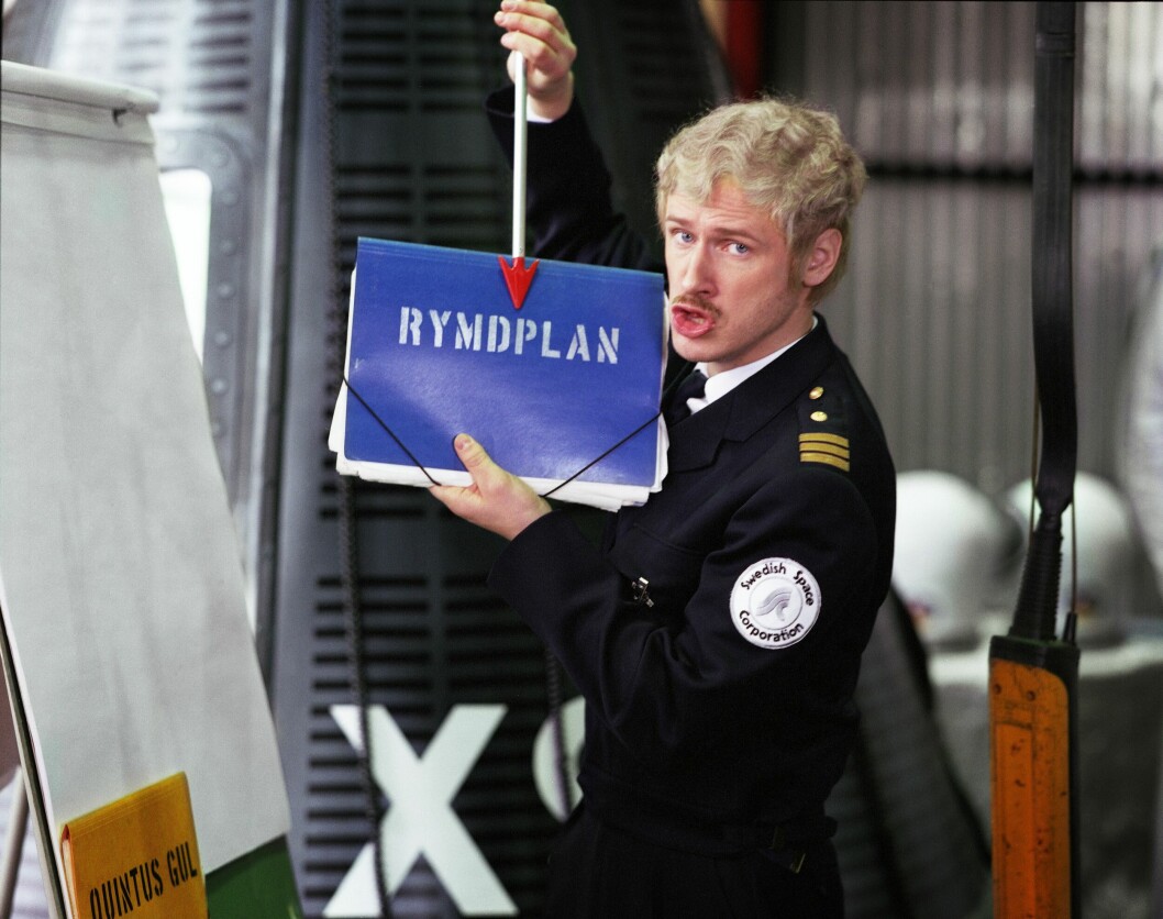 Robert Gustafsson som Kapten klänning.
