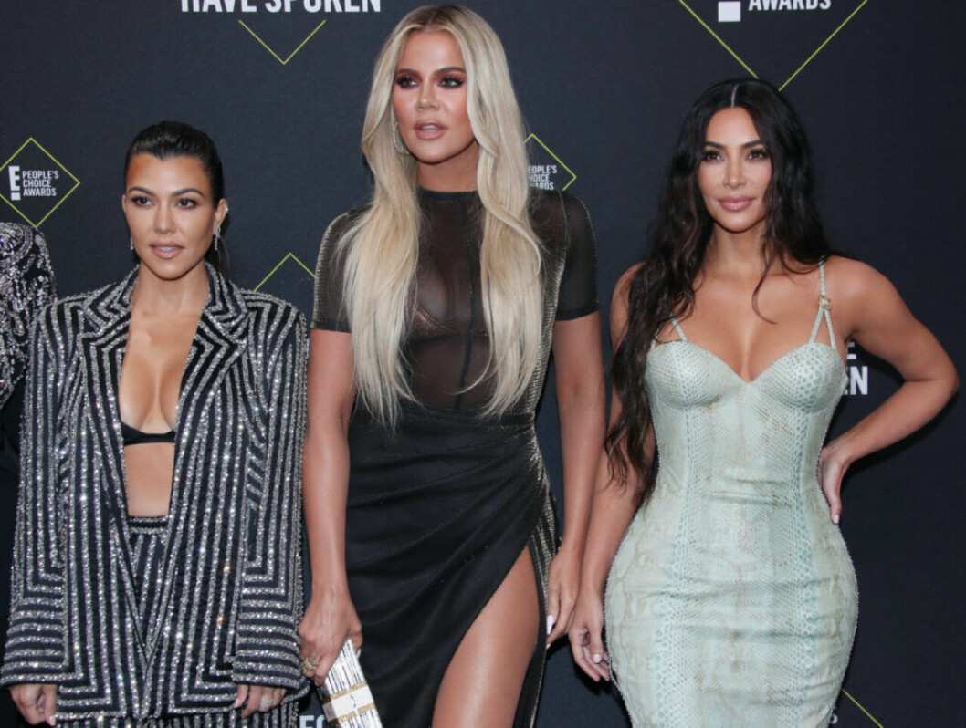 Khloé Kardashian, i mitten, liknar inte sina systrar menar många. kim Khloé Kourtney Kardashian står bredvid varandra