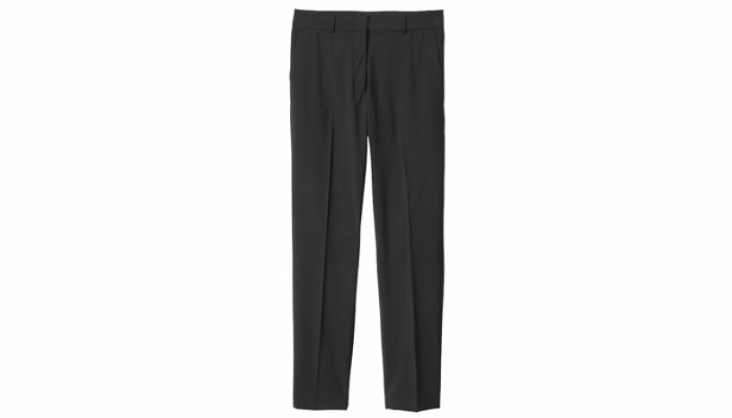 Byxor, 999 kronor. <a target="_blank" href="https://www.marqetstores.se/stockh-lm-karen-slim-trousers-black/?utm_source=native&utm_medium=referral&utm_campaign=campaign10&utm_content=femina">Shoppa här!</a>