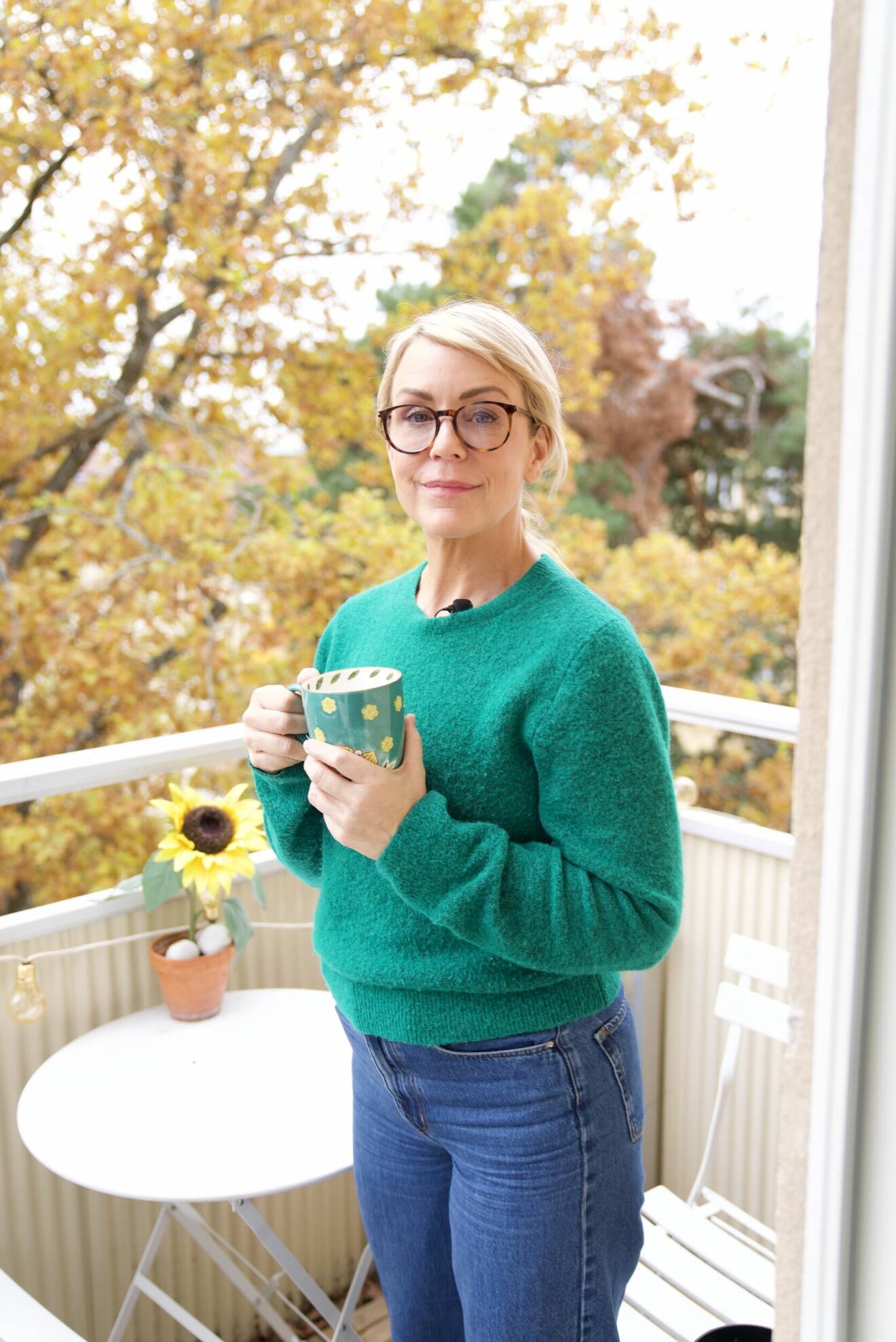Komikern Karin Adelsköld hemma på sin balkong i Stockholm.
